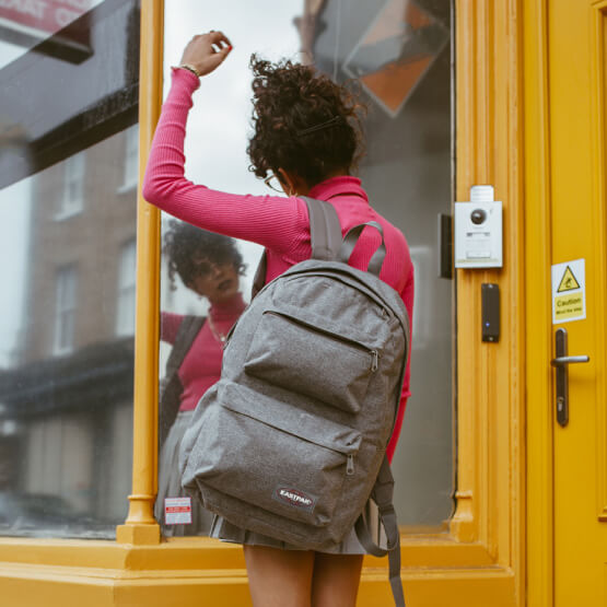 Jovem com mochila da Eastpak às costas 